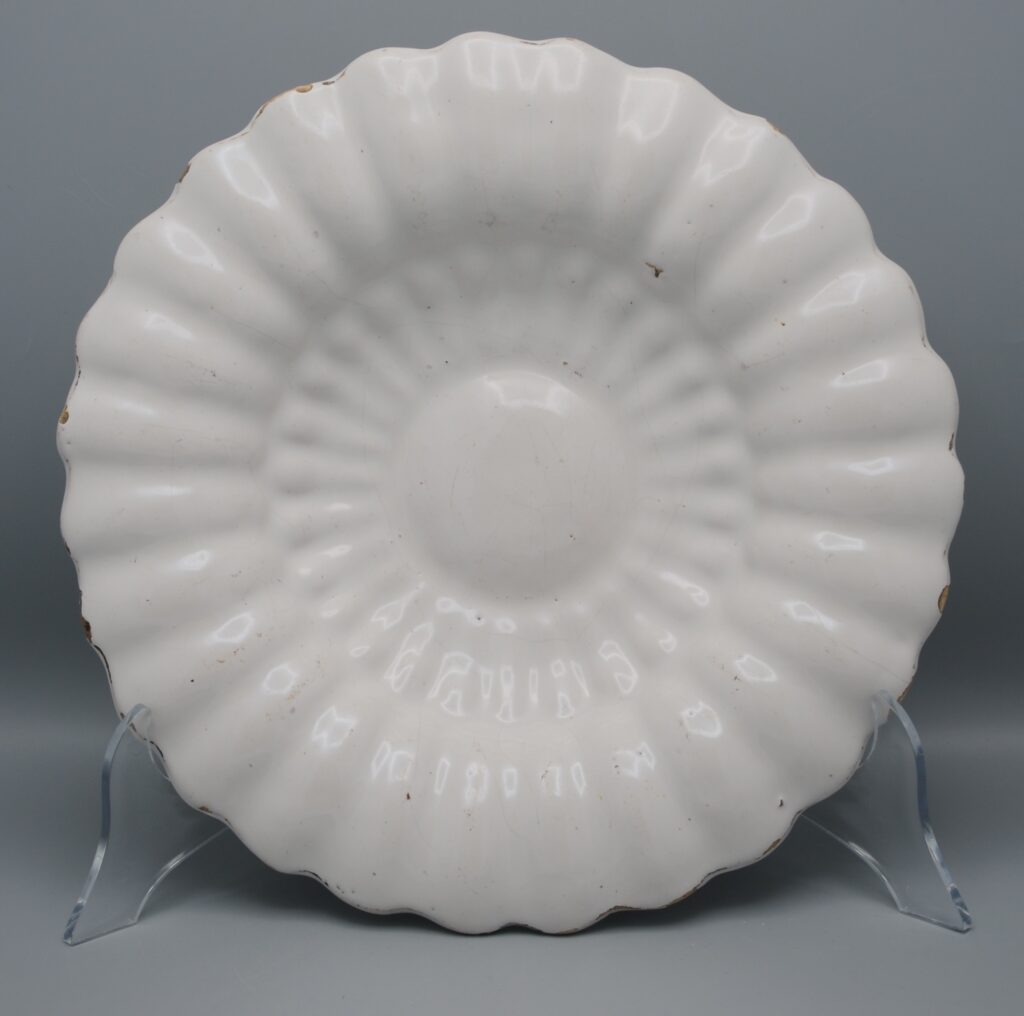 Delft - Rare 'Delft white' gadrooned dish (plooischotel), 18th century 32 cm