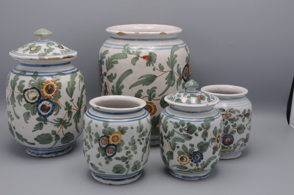 Pesaro - set of albarelli and covers - decor 'al tacchiolo', 18th century