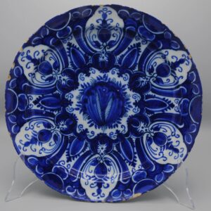 Delft charger by De Grieksche A, Dextra - 18th century