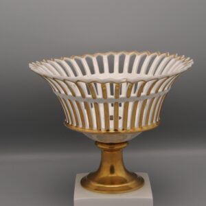 Porcelaine de Paris - Empire gilt reticulated basket, Early 19th century