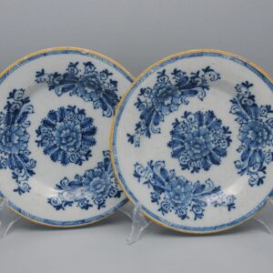 Delft - Pair of floral plates by "The Claauw' - Late 18th century