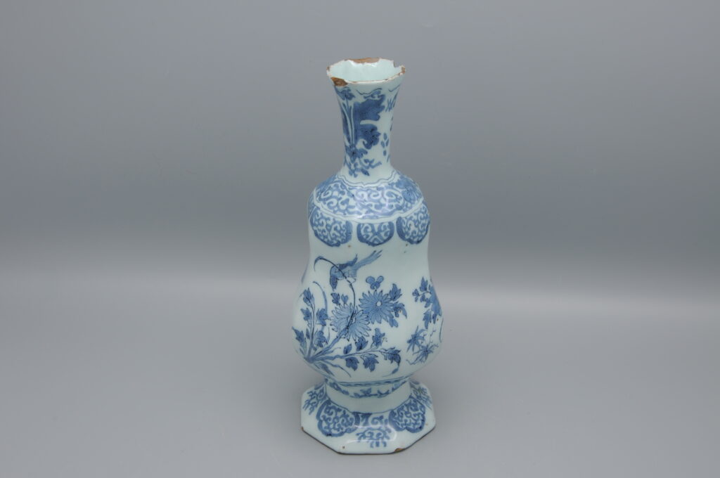 Octagonal Delft kalbas shape vase (soliflore), 17th century