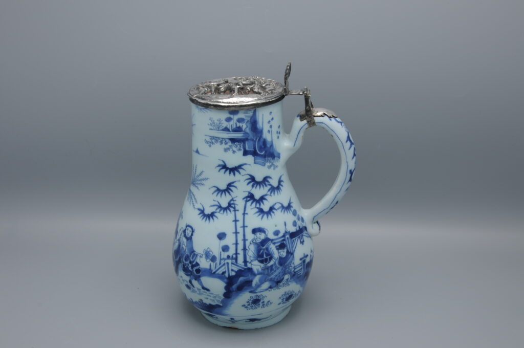 Delft – Jug in Blue Delftware with ‘Chinese’ decor and silver lid, ca 1700