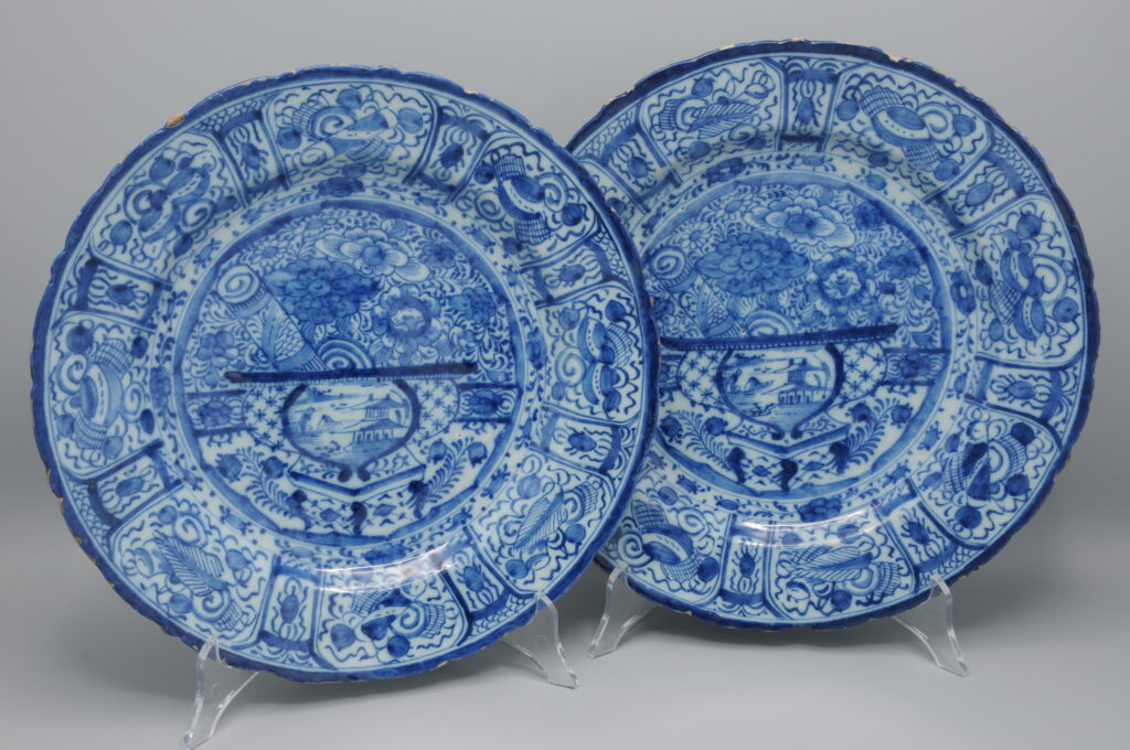 Pair of Delft blue 'Chinoiserie' chargers - 18th century