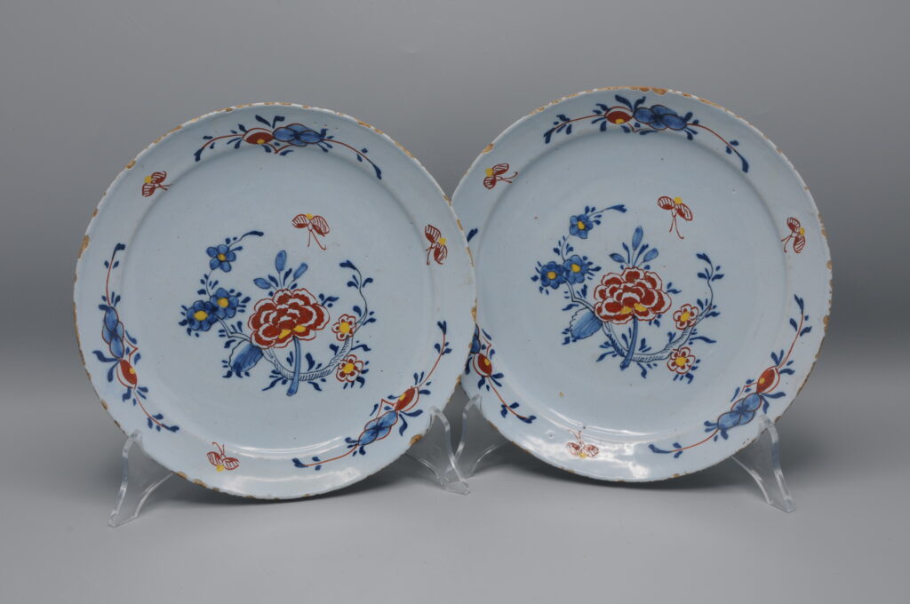 Delft - Pair of polychrome floral Delftware plates - 18th century