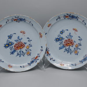 Delft - Pair of polychrome floral Delftware plates - 18th century