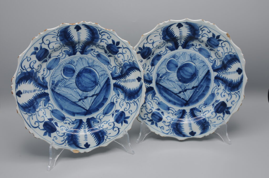 A fine pair of Dutch Delft faience plates with scalloped rim, 18th century