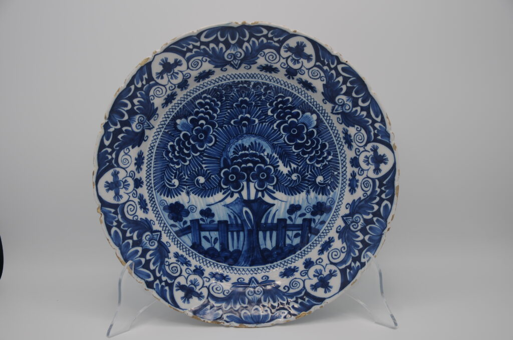 Dutch De Klaauw Delft Charger Dish, 18th Century “Tea Tree” Pattern,