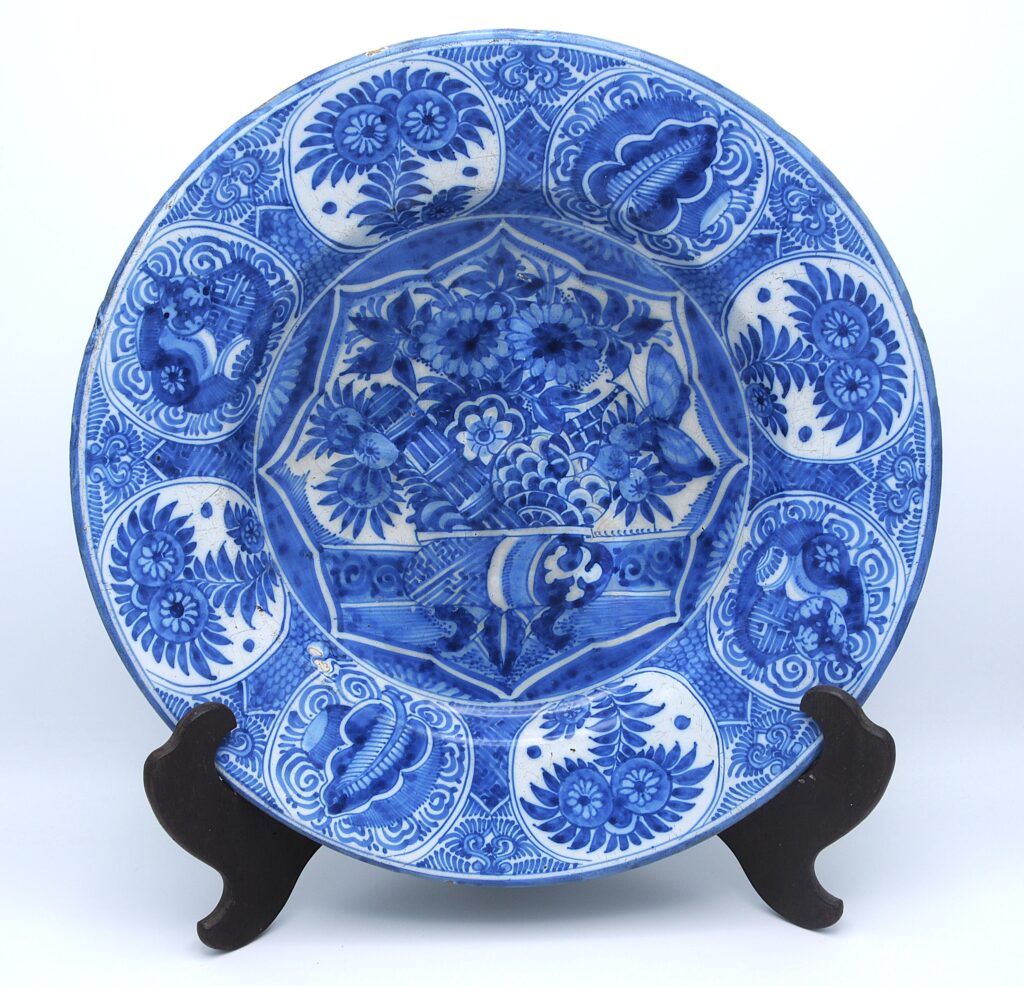 Delft - large Wanli style dish, late 17th century