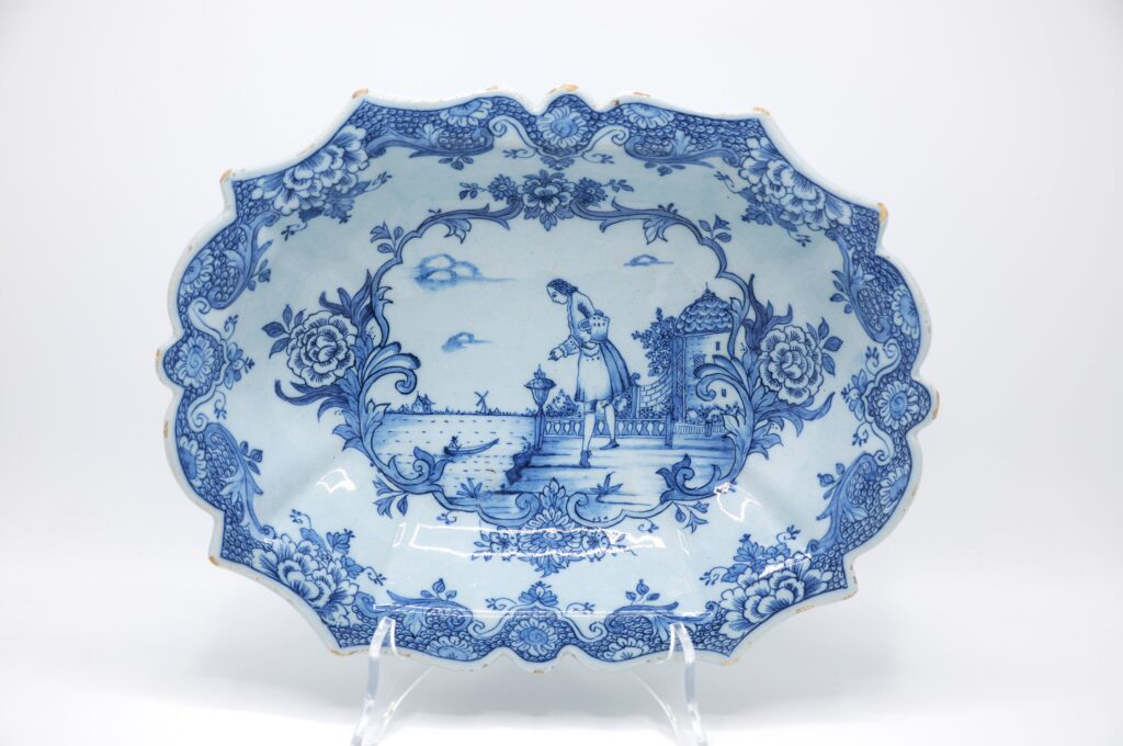 Delft - Blue and white Salad Bowl with elegant scene. Rococo, ca 1760 - 1770