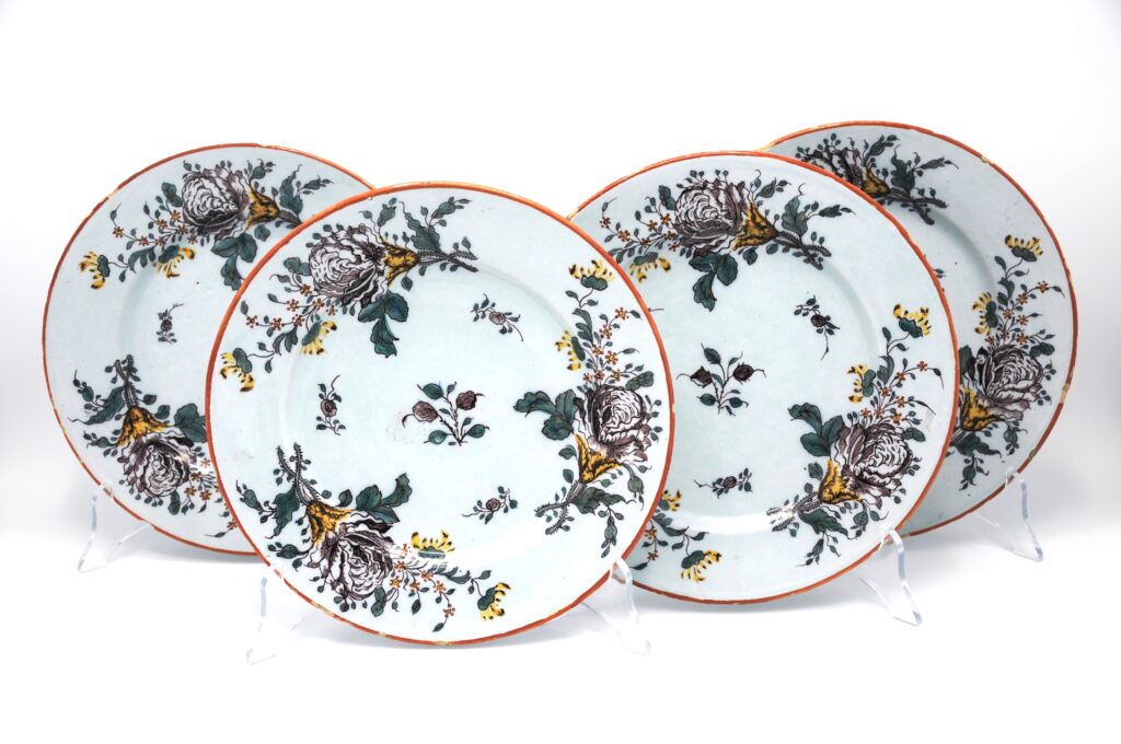 Delft - Set of four polychrome floral Delftware plates - 18th century