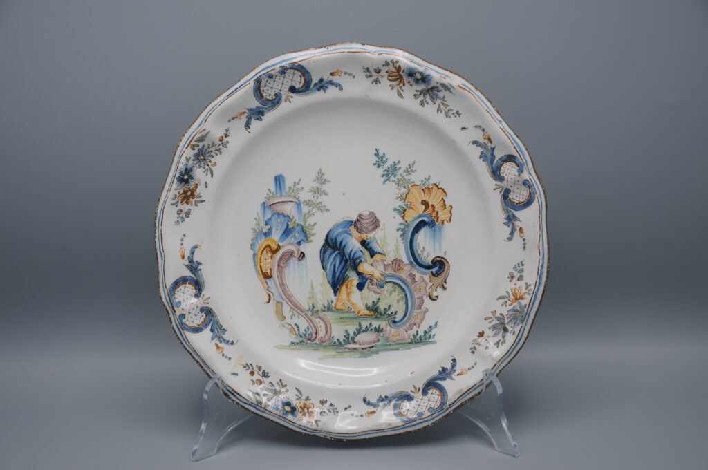 Rosetti, Turin - Maiolica 'Rocaille figuré' plate - Italy, mid 18th century