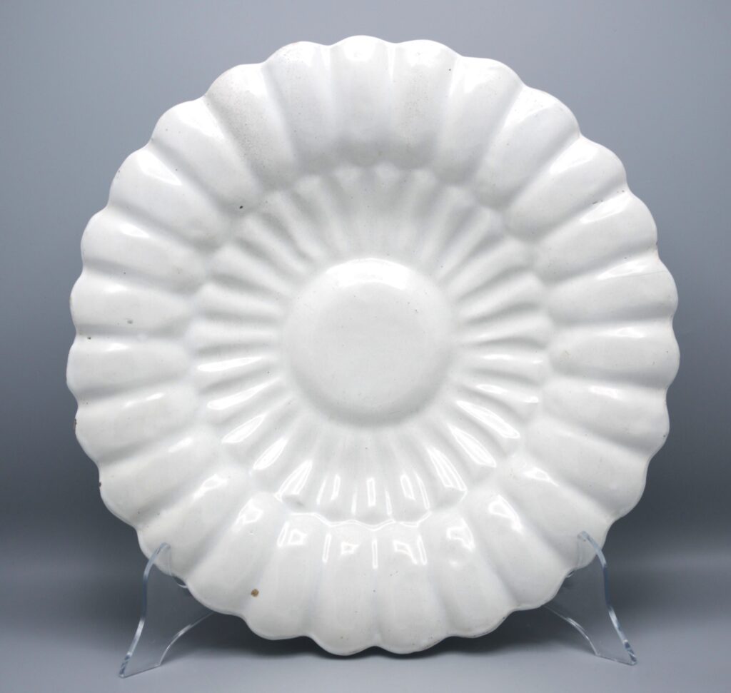 Delft - Rare 'Delft white' gadrooned dish (plooischotel), 18th century. 40 cm